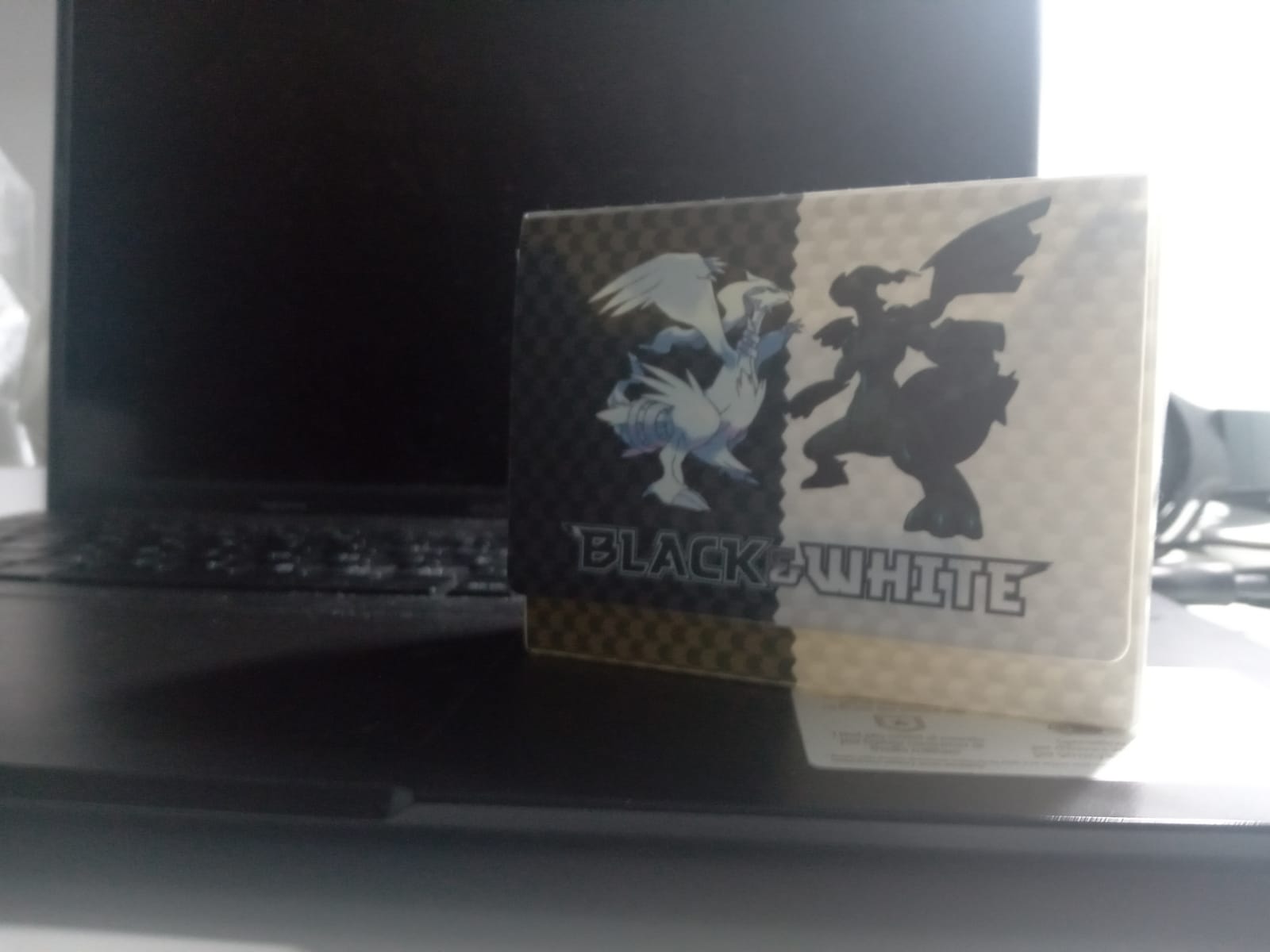 Portamazzo Rigido Pokémon TCG – Serie Nero e Bianco